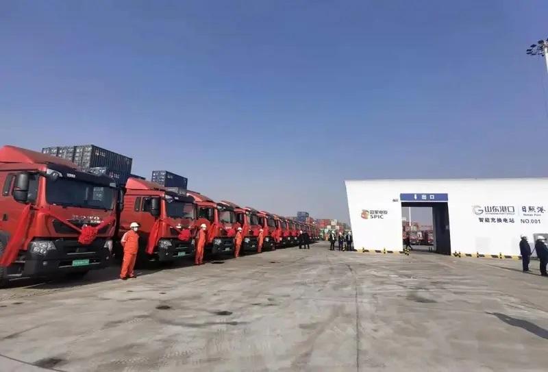 Seulement 5 min demandé pour changer la batterie丨30 porte-chars électriques de Sinotruk sont livrés au port de Rizhao